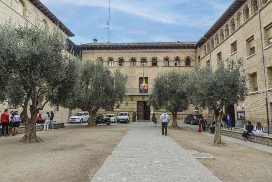 Huesca - Barbastro 05 - plaza de la Constitución.jpg